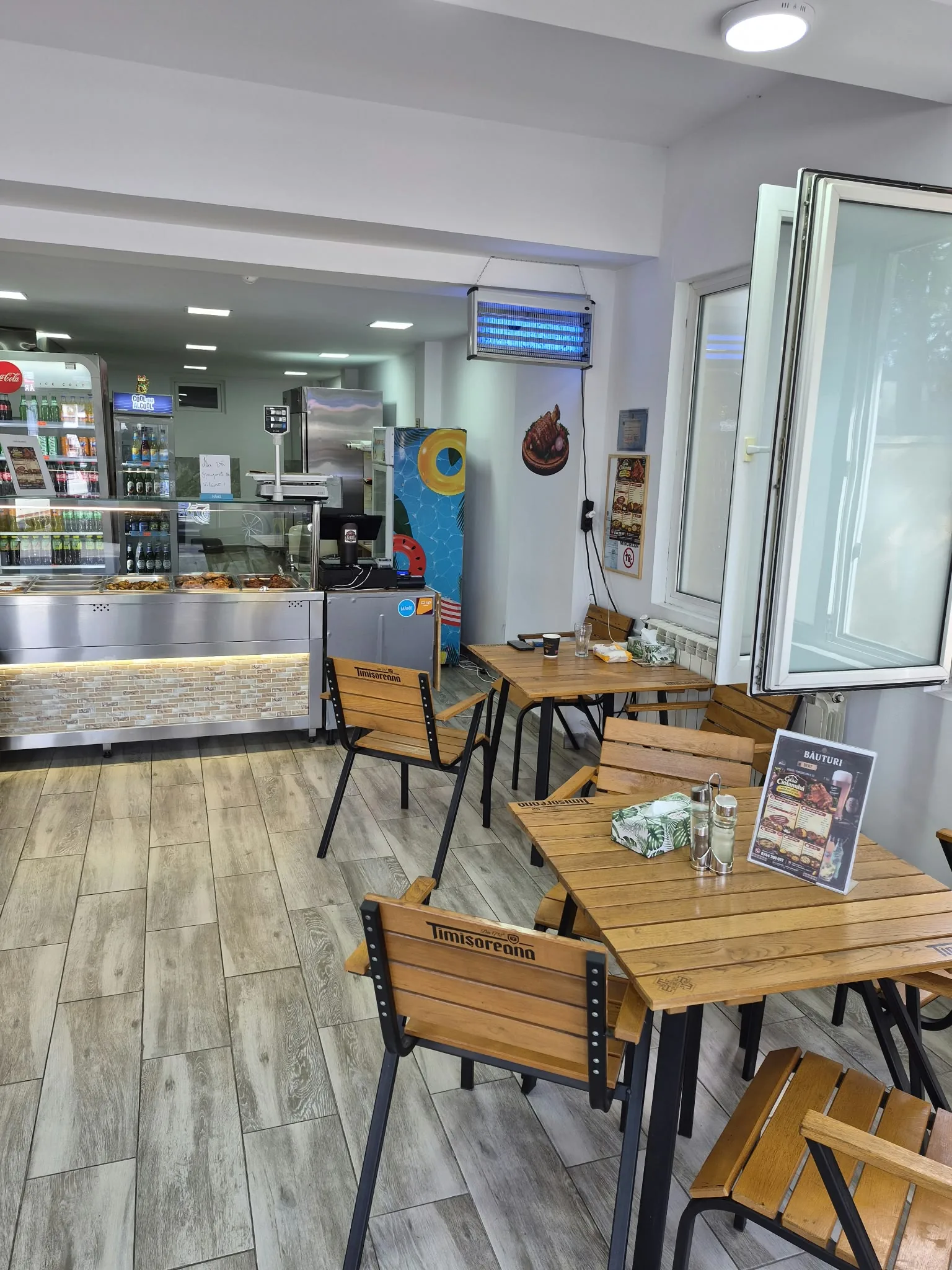 Sala Casei Ciolanului, cu mese din lemn și vitrina în fundal